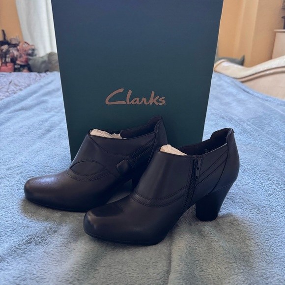 Clarks Shooties Booties NWT - New in Box Black - Picture 1 of 3